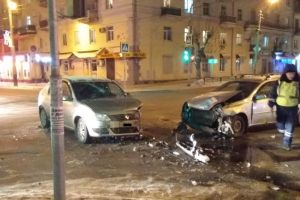 На место ДТП в центре Пензы приехала реанимация