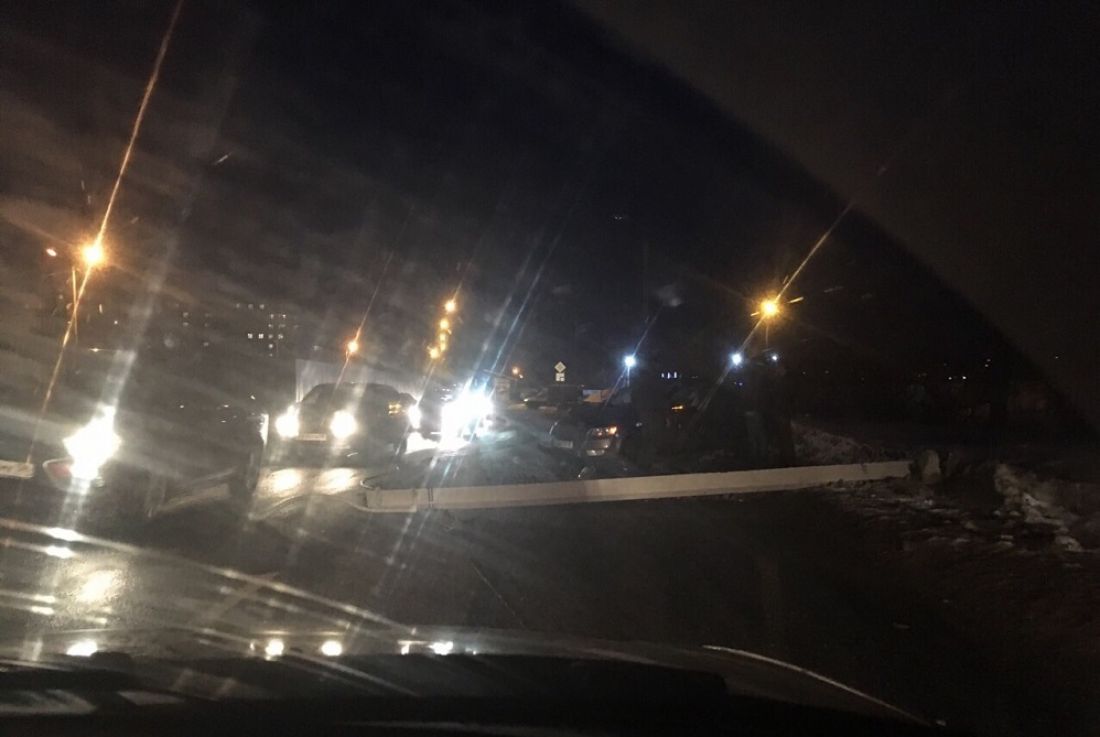 В Пензе упавший столб перегородил дорогу на улице Ладожской