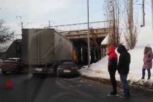 В Пензе под мостом легковушка «залезла» под фуру