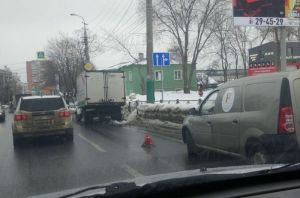 В центре Пензы грузовик врезался в уличные ограждения. Фото