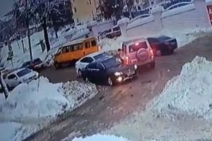 На видео попало столкновение трех машин в центре Пензы