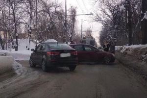 На Западной поляне в Пензе иномарки в результате ДТП перекрыли проезд