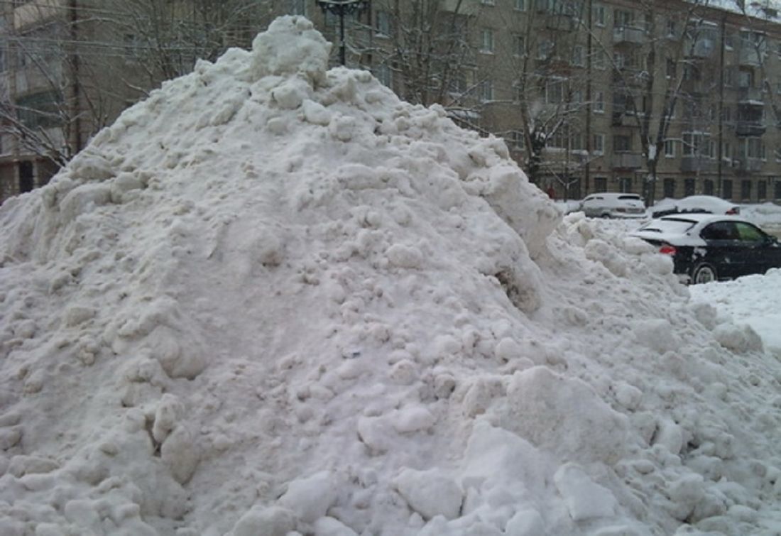 Много снега на дворе. Снежные сугробы в городе. Снежная куча. Много снега во дворе. Гора снега во дворе.