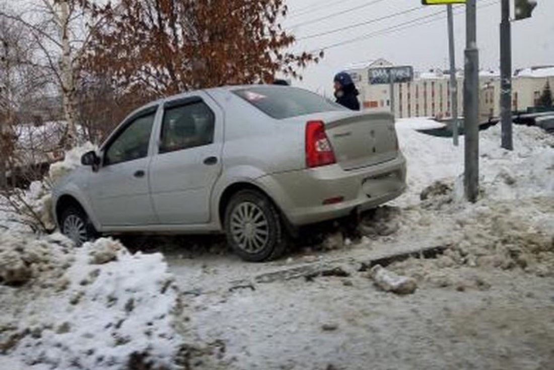 На злополучном перекрестке в Пензе легковушка улетела на обочину и врезалась в сугроб