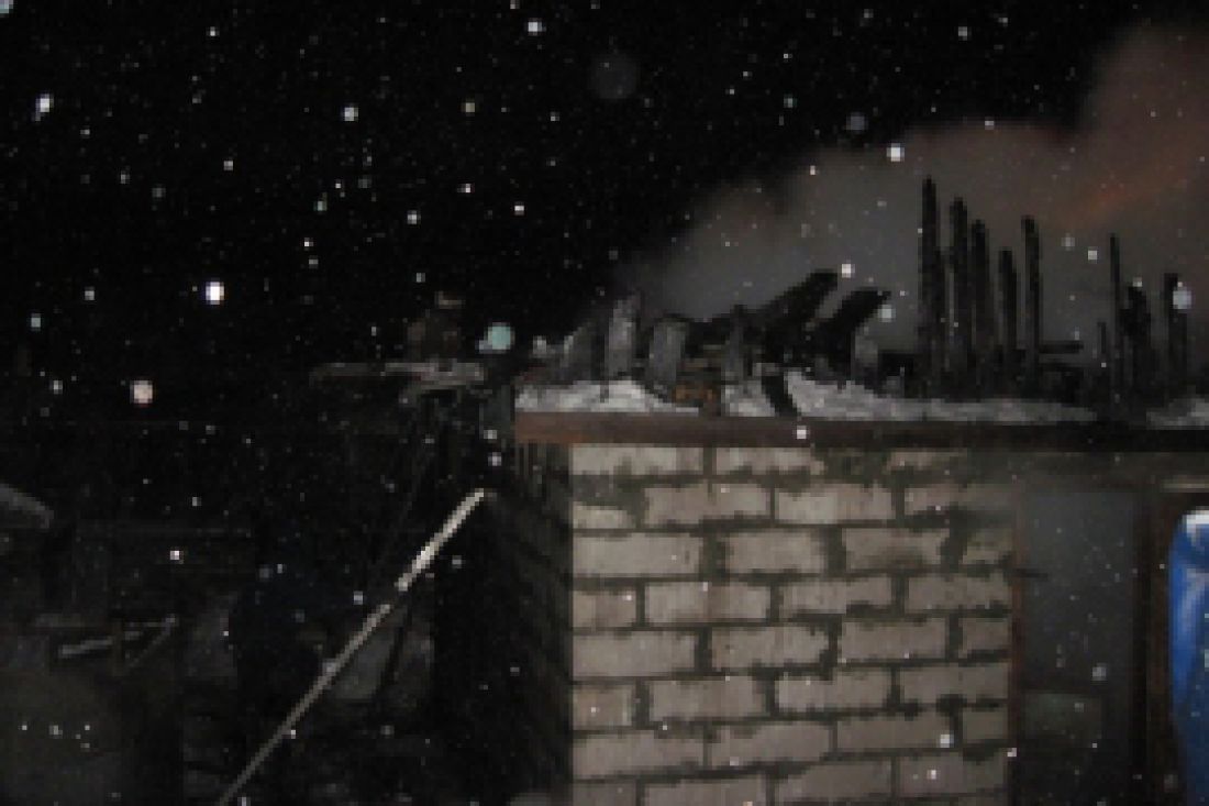 В полночь в Пензенской области полыхало блочное строение