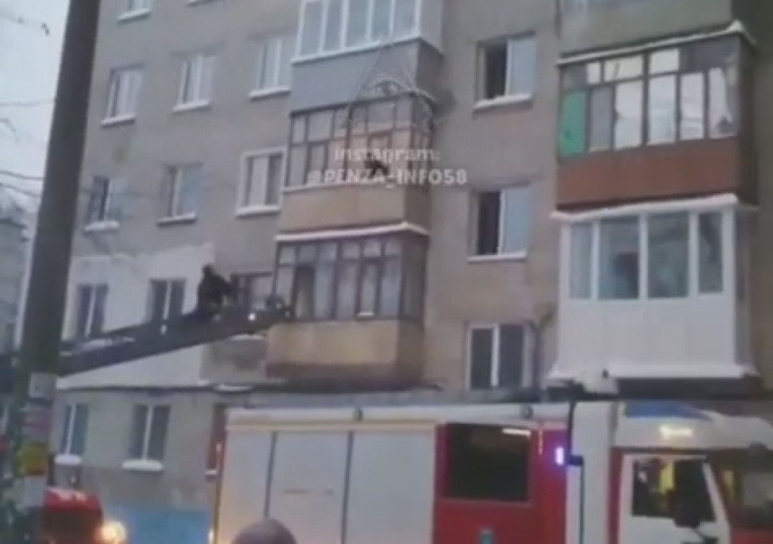 Пензенцы публикуют кадры с места пожара в арбековской многоэтажке