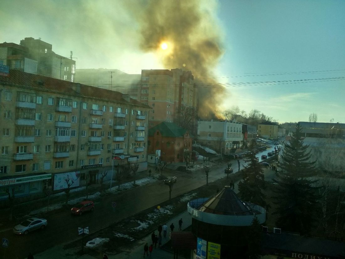 В Пензе горит дом на улице Володарского