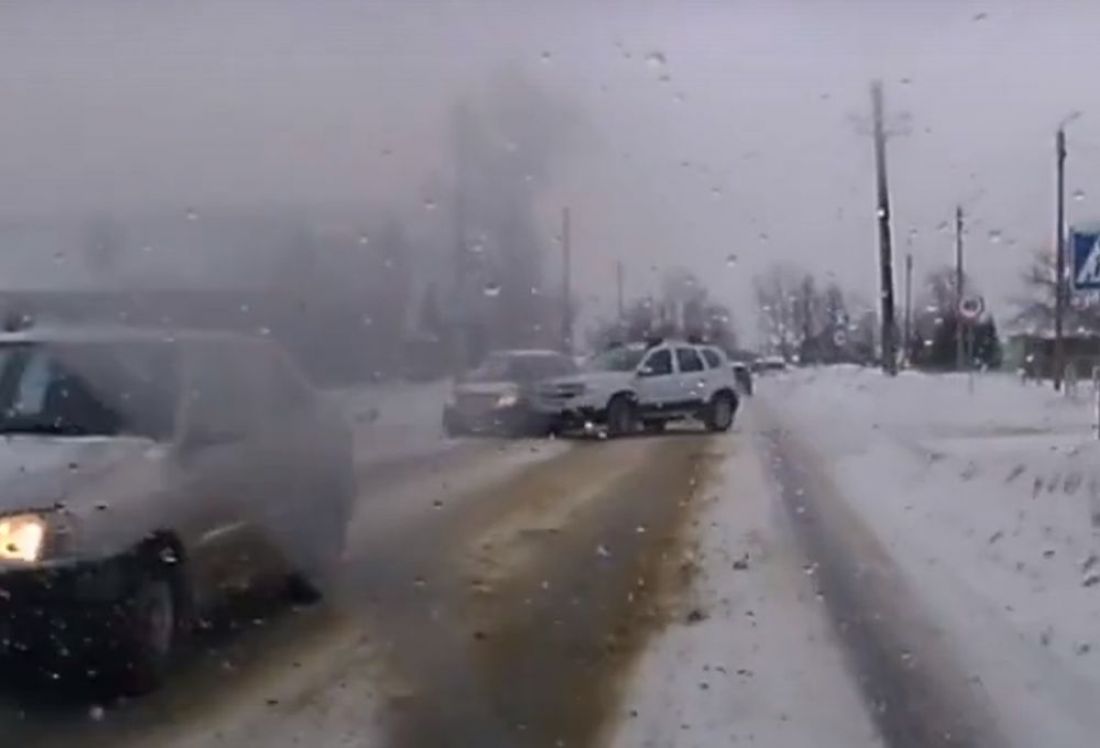 В Пензенской области на видео попал момент выноса с дороги легковушки внедорожником