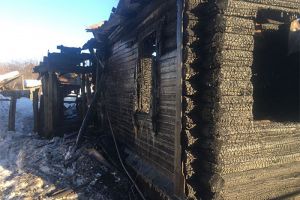 После смертельного пожара в Пензенской области от дома остались обугленные стены. Фото