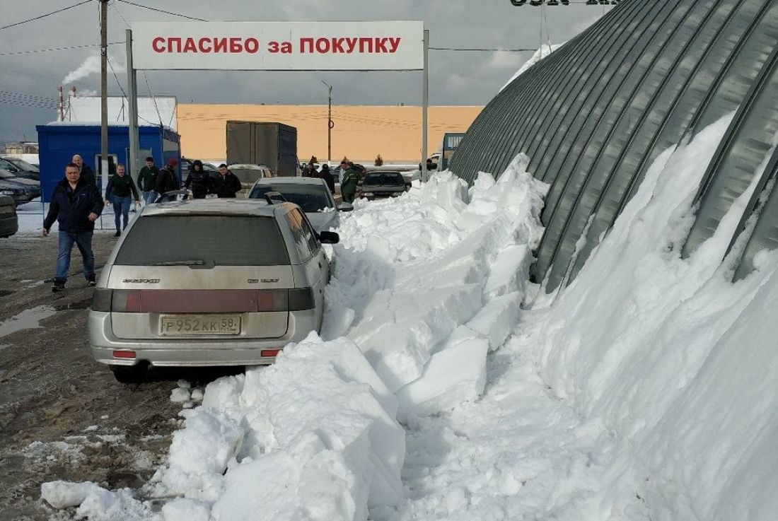 В Пензе на легковые машины обрушилась снежная масса с ангара. Видео