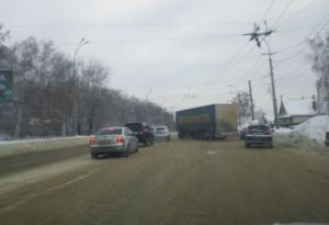 Фура в середине пензенской дороги спровоцировала серьезную пробку