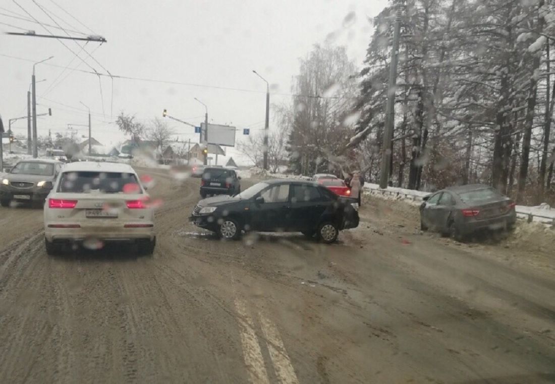 В Пензе в ДТП с двумя «Ладами» пострадал парень. Фото