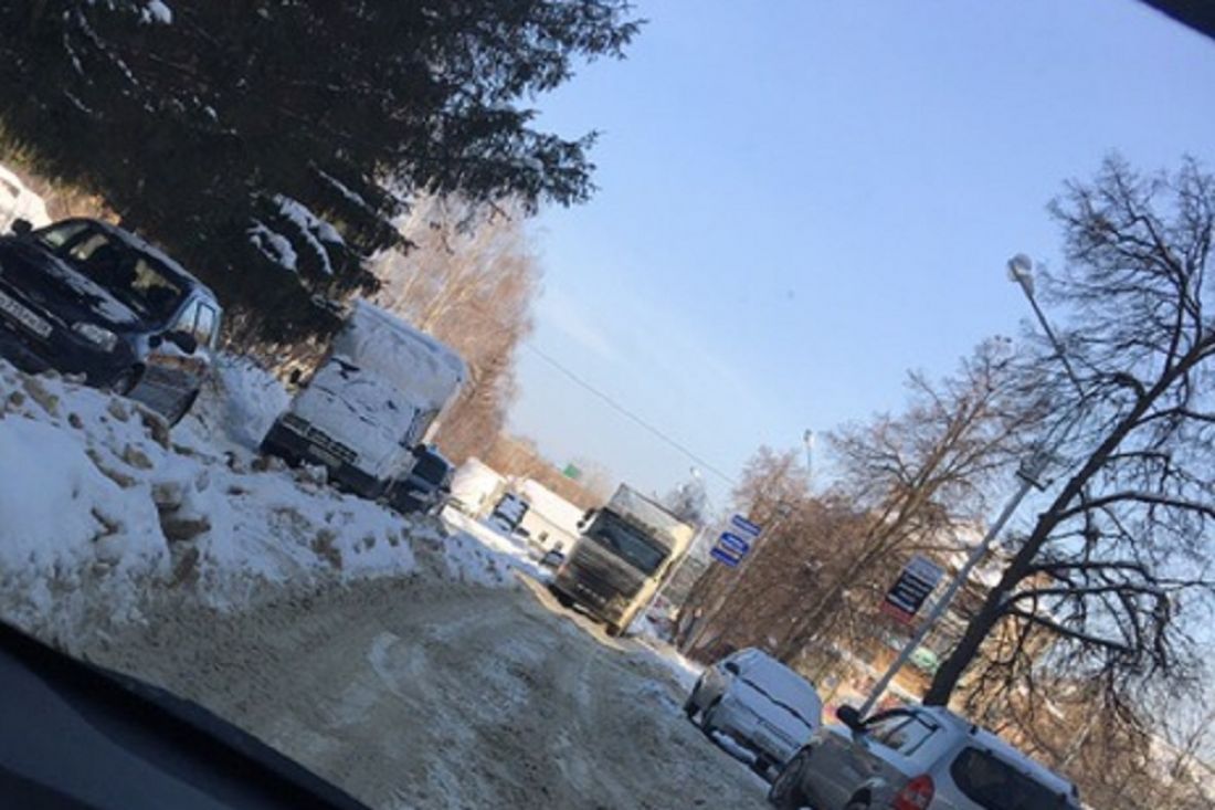 Фура перекрыла одну из улиц в микрорайоне Шуист в Пензе