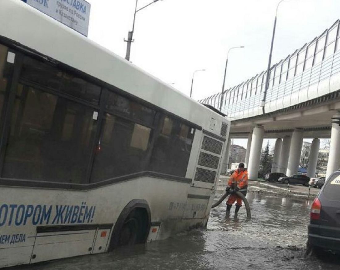 В Пензе возле моста автобус завалился на бок