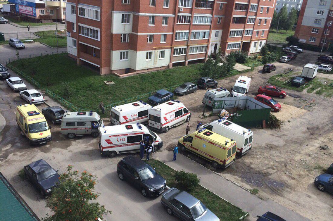 Дорога во дворе. Техника для уборки внутриквартальных проездов и дворовых территорий. Асфальтирование и благоустройство территории. Тротуар во дворе. Дорога во дворе.