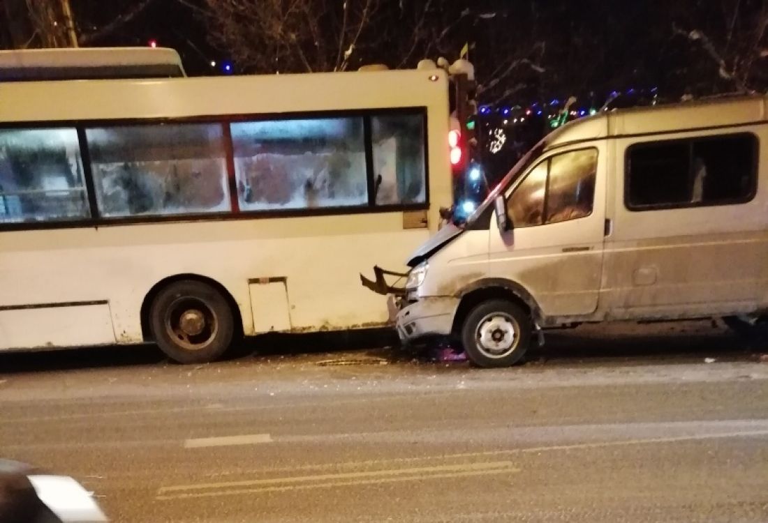 В Пензе «ГАЗель» расплющила переднюю часть об автобус. Фото