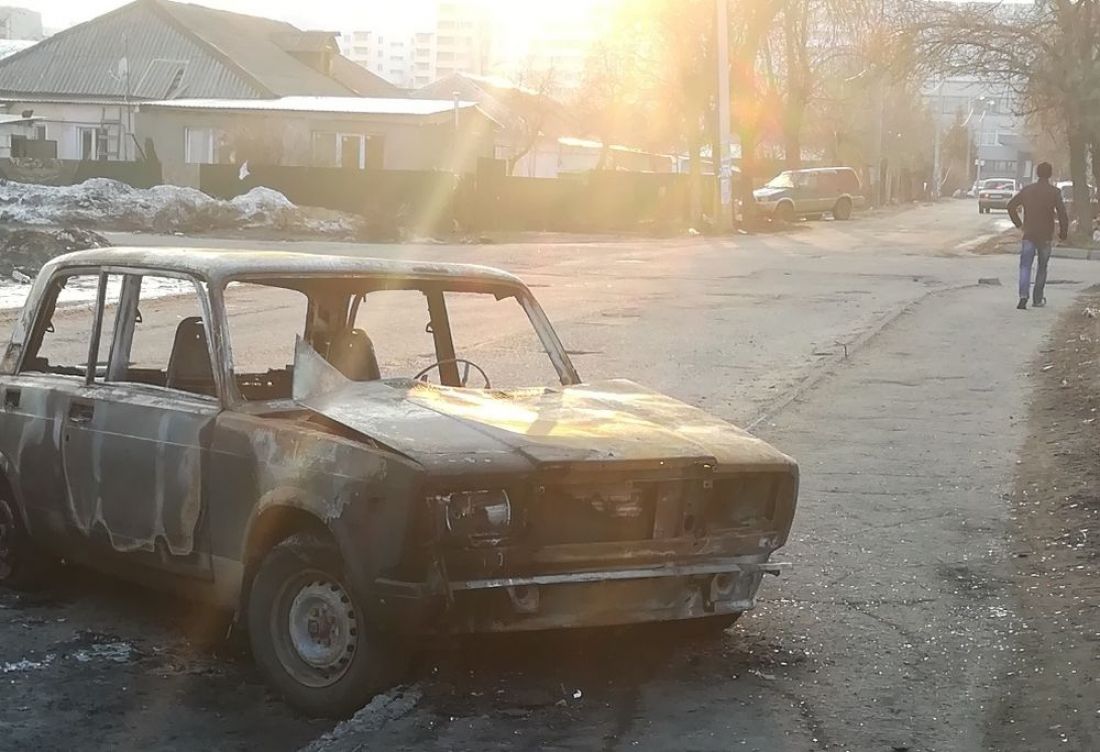 В Пензе с дороги на улице Аустрина неделю не убирали сгоревший автомобиль