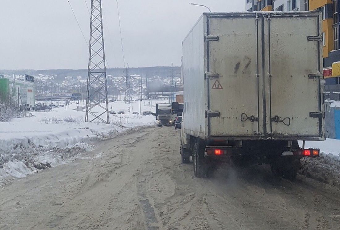В Пензе фура погрязла в снежной каше и перегородила дорогу