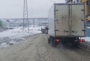 В Пензе фура погрязла в снежной каше и перегородила дорогу