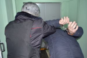 В Пензе пьяный мужчина на корпоративе схватился за топор и стал дебоширить