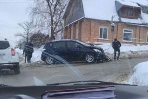 В центре Пензы раскурочило иномарку