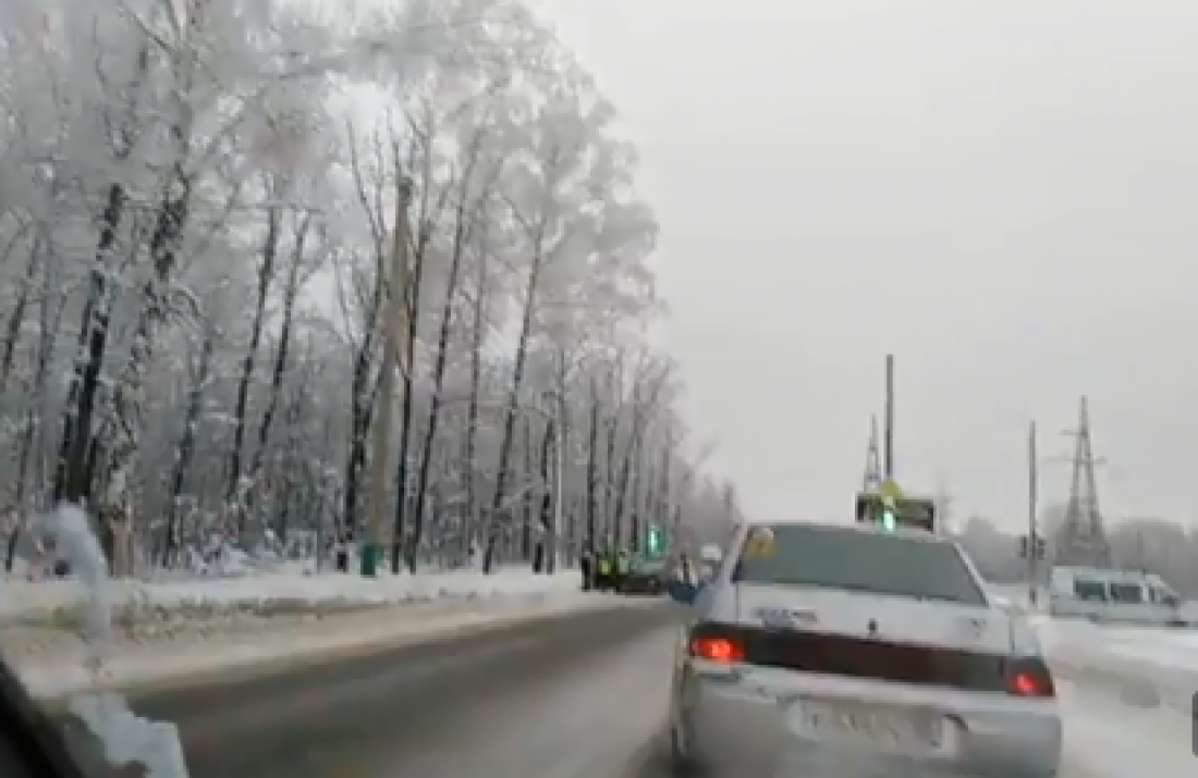 На пензенском перекрестке у легковушки разворотило переднюю часть. Видео
