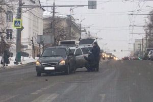В центре Пензы две легковушки устроили ДТП и частично перекрыли дорогу