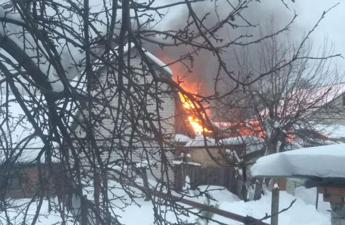 В частном секторе Кузнецка Пензенской области горит дом. Видео