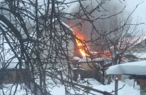 В частном секторе Кузнецка Пензенской области горит дом. Видео