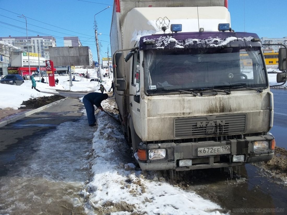 В Пензе стоянка грузовиков вдоль проезжей части мешает уборке улиц