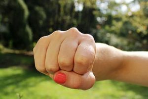 Жительница Сердобска, возмущенная эвакуацией своей машины, избила сотрудника ДПС