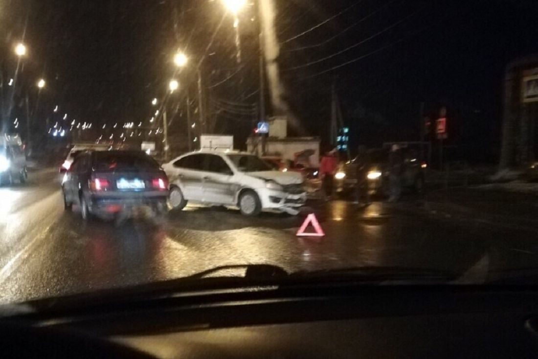 На улице Баумана в Пензе в результате ДТП раскурочило легковушку и вынесло на встречную полосу