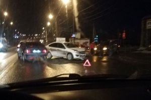 На улице Баумана в Пензе в результате ДТП раскурочило легковушку и вынесло на встречную полосу