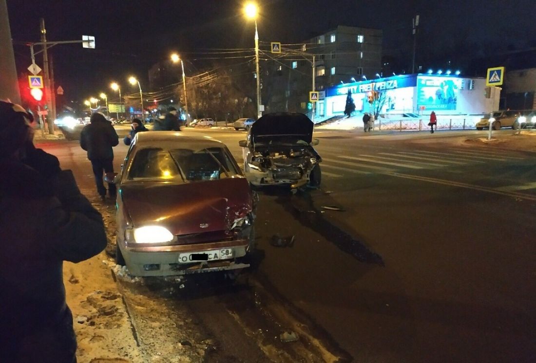 В ДТП на улице Тернопольской в Пензе искорежило две машины. Фото