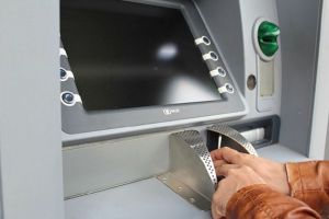 Жительница Пензенской области украла из банкомата чужие деньги