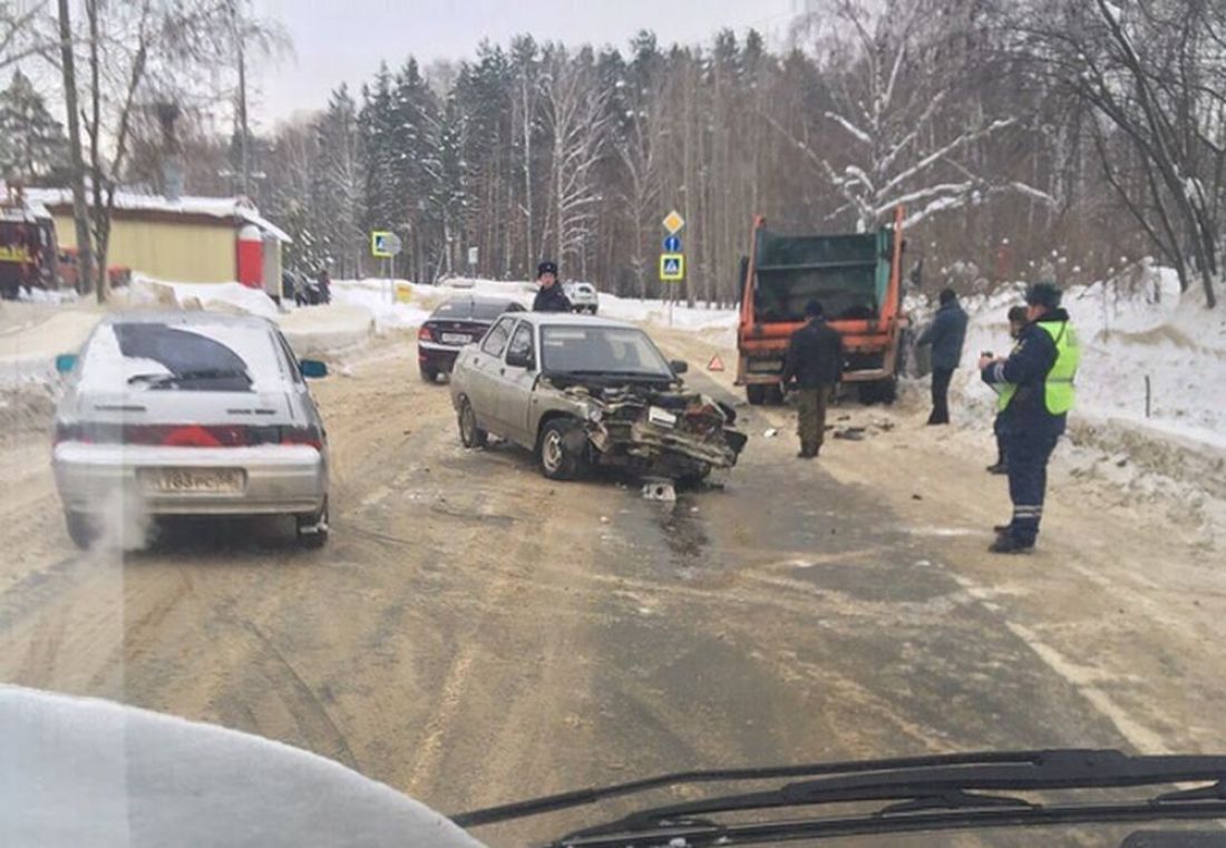 В Пензенской области «десятку» размазало о мусоровоз. Видео