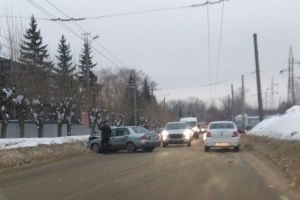 У радиозавода в Пензе машина, улетев в сугроб, осталась без капота