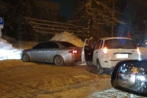 В Заводском районе Пензы две легковушки перекрыли проезд