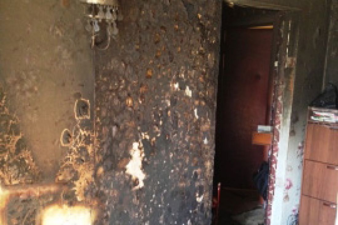 Обгоревший пол в квартире. Пожар в частном доме. Возгорание инфракрасный пол. Пожар в обнинске. Сгоревший пол.