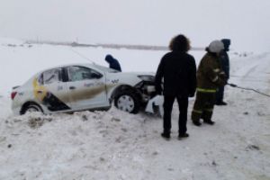 В Пензенской области автомобиль «Яндекс. Такси» улетел с дороги