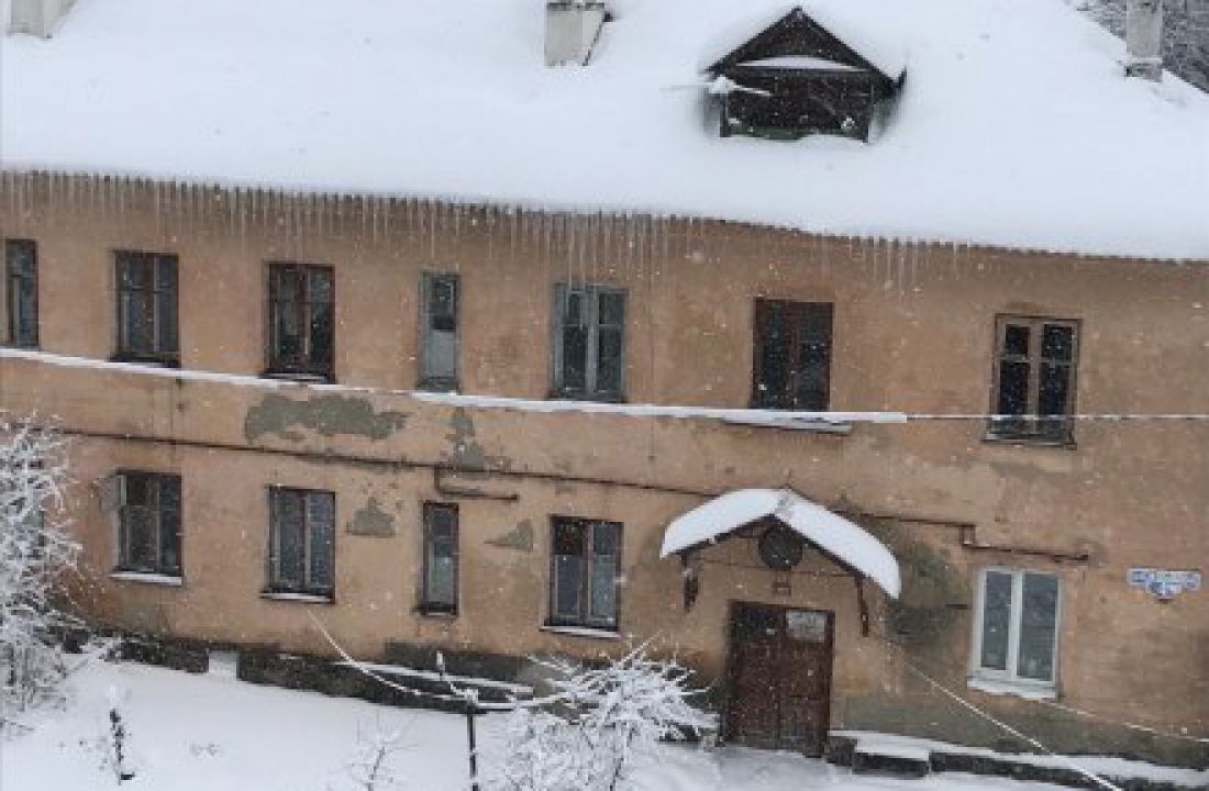 В Пензе управляющие компании наказали за свисающие с крыш сосульки