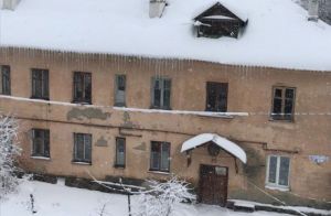 В Пензе управляющие компании наказали за свисающие с крыш сосульки