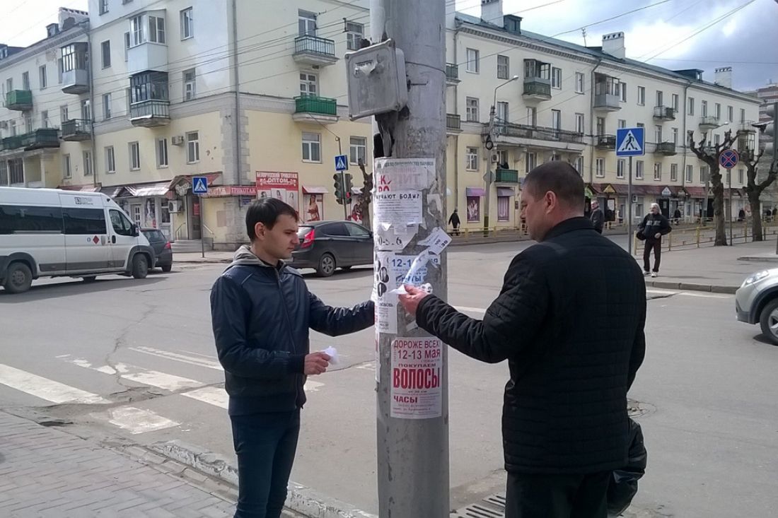 Объявление на столбе на улице