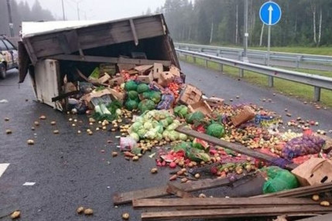 Водитель рассыпал сотни килограммов овощей и фруктов по дороге