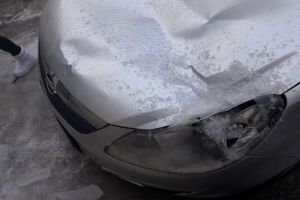 В центре Пензы глыба льда изуродовала иномарку
