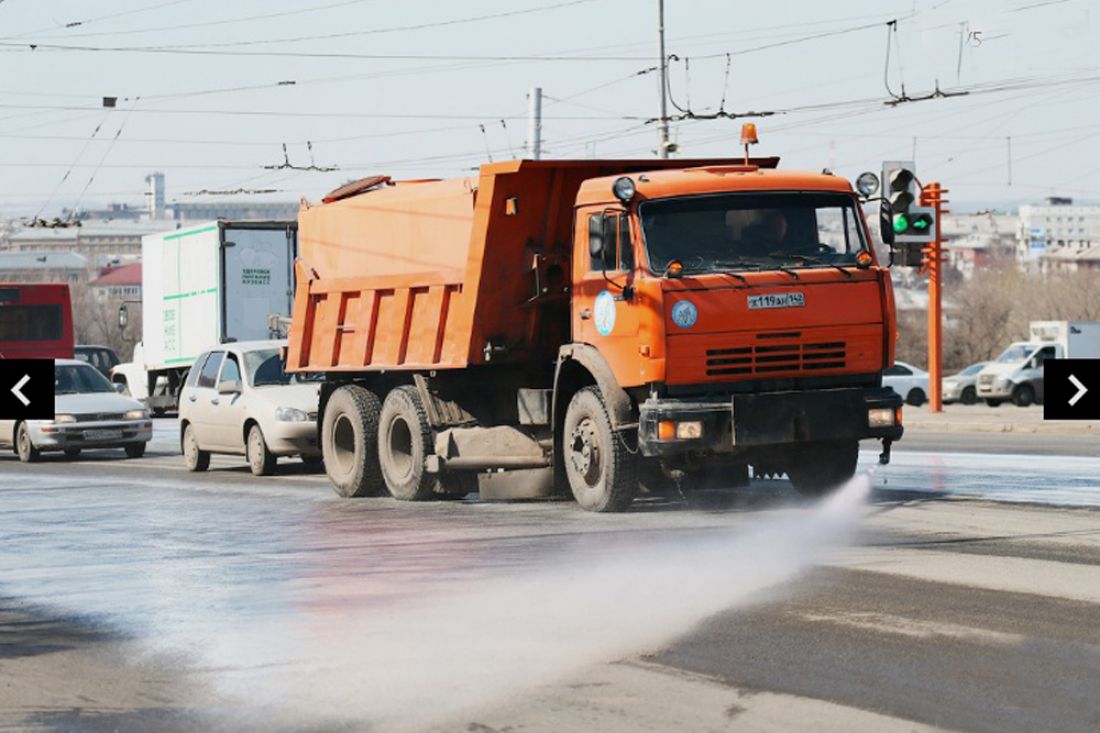 Дороги начали чистить розовой водой