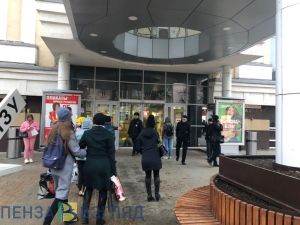 «Выбегали кто в чем был». Видео с места пожара в пензенском ТЦ «Пассаж»