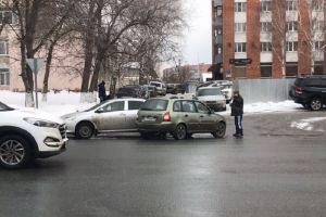 На Коммунистической улице в Пензе «ВАЗ» столкнулся с иномаркой