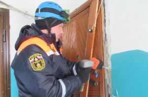 В пензенском Арбекове бабушка с двумя внуками не могла выбраться из квартиры