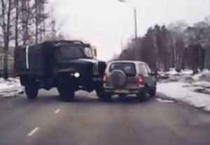 В Пензенской области сняли на видео, как военный грузовик теряет управление и таранит легковую машину